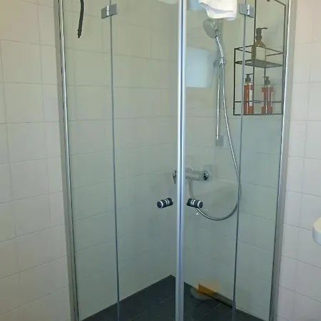 Design Nr 1 Mit Terrasse Und Parkplatz